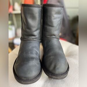Ugg classic short brownstone Womens size 8 boots black leather shoes